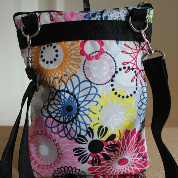 Lesportsac 3-Zip Crossbody w/Adjustable Strap - Picture 4 of 6